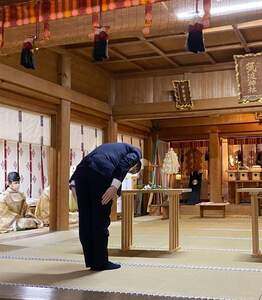 筑波山神社の拝殿に向かってお辞儀をし参拝を行っている市長の後ろ姿の写真