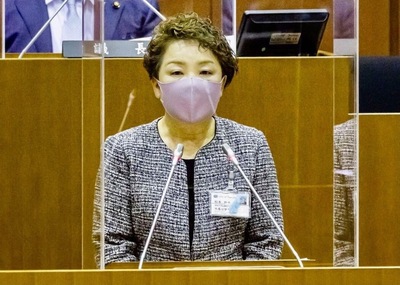 議会で挨拶するマスクをした松本副市長