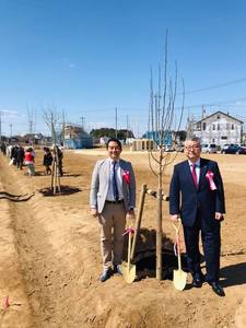 植えた木の前に立つ五十嵐市長とメガネをかけた男性の写真