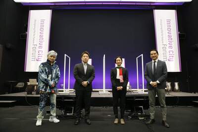 ステージ上に立っているイノベーティブシティフォーラム参加者と五十嵐市長の写真