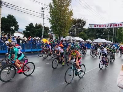 たくさんの自転車が走っている自転車競技大会の写真
