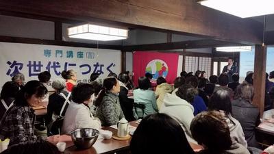 茨城県地域女性団体連絡会の様子（参加者が会場前方で挨拶をしている市長を見ている）