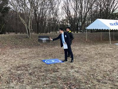 岩田先生と五光物流さんはつくば試験飛行場を視察している写真