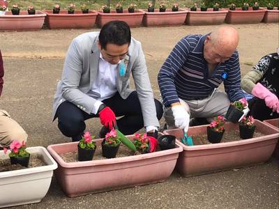 市民の方と一緒に花壇を作っている五十嵐市長の写真