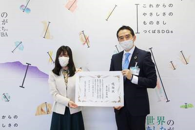 県の保健福祉部長の大井川知事から感謝状を受け取る五十嵐市長