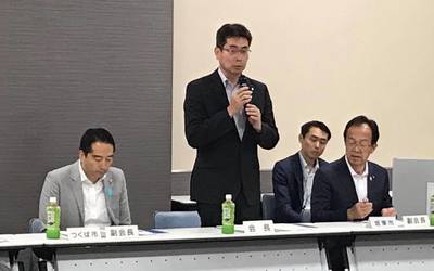 茨城県圏央道沿線地域産業・交流活性化協議会で黒いスーツを着た眼鏡の男性がマイクを持ち話している様子の写真