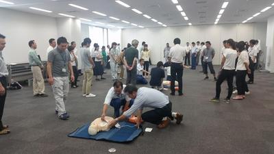 危機管理対応訓練の様子、AEDの使用方法を実演している