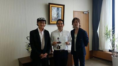 木村大さん、義輝さんと五十嵐市長の写真