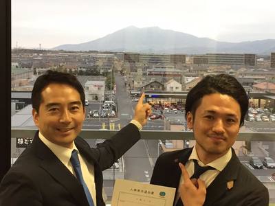筑波山をバックにおおせらまちづくりアドバイザーの大瀬良亮さんと五十嵐市長の写真