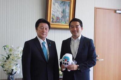 松山大臣と市長が並んで写真を撮っている