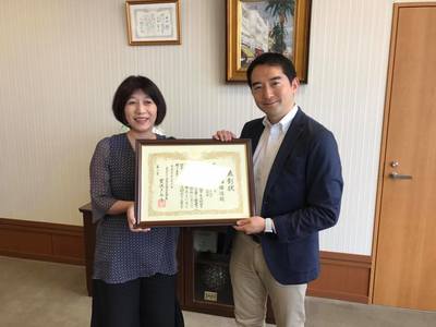 光畑由佳さんと五十嵐市長が表彰状を持っている写真