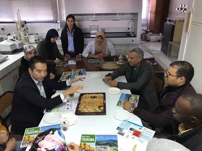 大学視察で白いテーブルを囲み、モロッコの方々と市長が話し合っている様子の写真