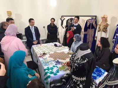 女性自立センター視察で、テーブルを囲み、モロッコの方々と話し合っている様子の写真