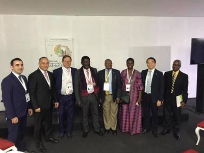 アフリカ各地の市長や国連の公共分野の責任者と市長が並んでいる集合写真