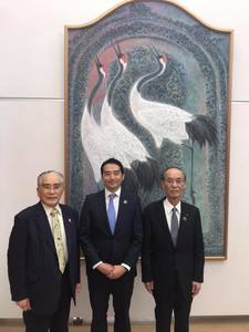 「聖陵・歴鶴の図」の絵画を背にし、藤島先生と映る五十嵐市長の写真