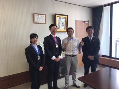 高橋選手、堀口選手、本谷聡監督と五十嵐市長の写真