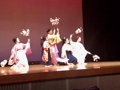 日本舞踊のステージで5名の方が踊っている様子の写真