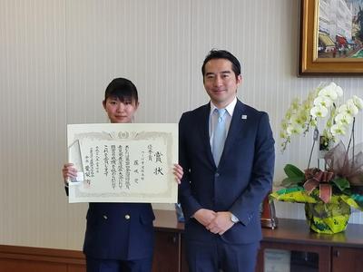 消防職員意見発表会で優秀賞を受賞した藤崎さんと市長の写真