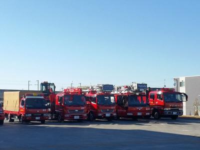 消防車両が5台並んでいる写真