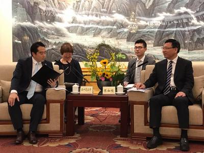 中国深セン市訪問の写真。陳市長と意見交換している。