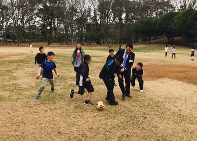 公園で市長が子どもたちとサッカーをしている様子