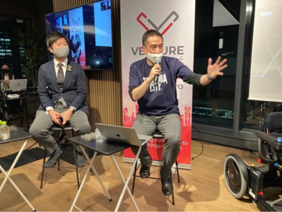 Tsukuba Startup Nightで椅子に腰かけながら五十嵐市長が発言している様子の写真