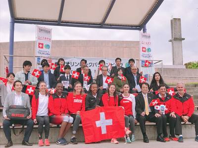 スイス陸上女子リレーチームのメンバーと五十嵐市長や関係者の集合写真