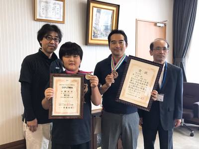 メダルをぶら下げ賞状を持った村野太紀君と五十嵐市長と関係者が映っている写真