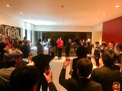 スイスー日本 スポーツ・マネジメント連携祝賀会で乾杯している人たちの写真