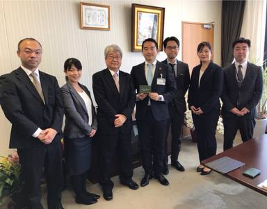 東京フード株式会社の方々と五十嵐市長の写真