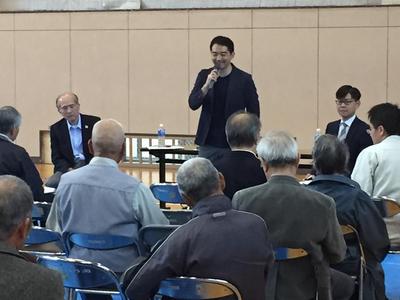 豊里・大穂地区のタウンミーティングで発言している写真