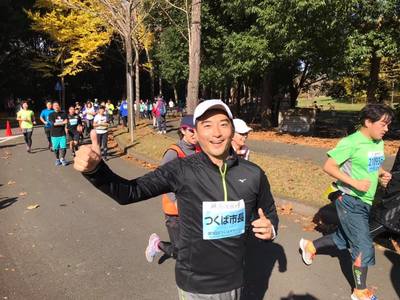 つくばマラソンで笑顔で走っている市長の写真