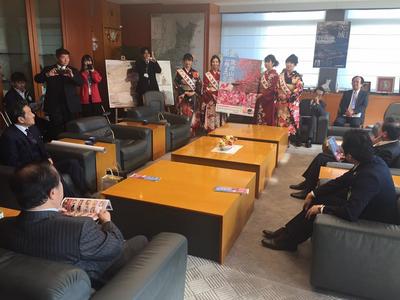 茨城県知事表敬_梅まつりPRにて着物を着た観光大使がプレゼンテーションをしている