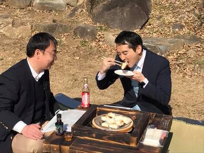 市長は筑波山梅まつりで梅グルメを食べている写真