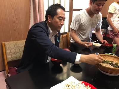 「コミュニティハウス 和（わ）」で料理を食べる五十嵐市長の写真