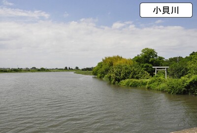 小貝川の川の流れと鳥居の写真