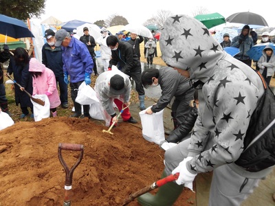参加者による土壌造りの様子の写真