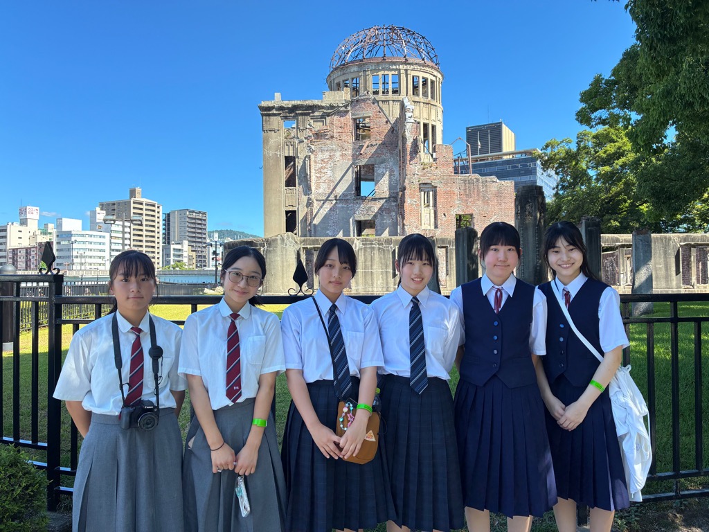 広島市の原爆ドーム前で撮影した平和大使の写真