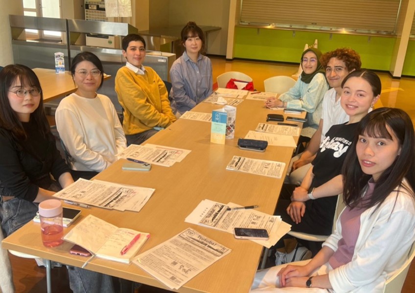 編集ミーティングでの集合写真
