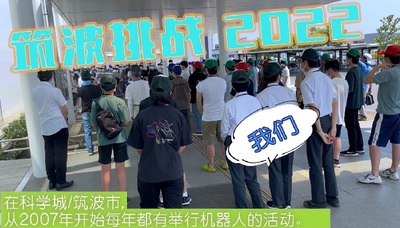 1か所に集まった多くの人が背中を向けている写真に中国語の文字が書かれた写真