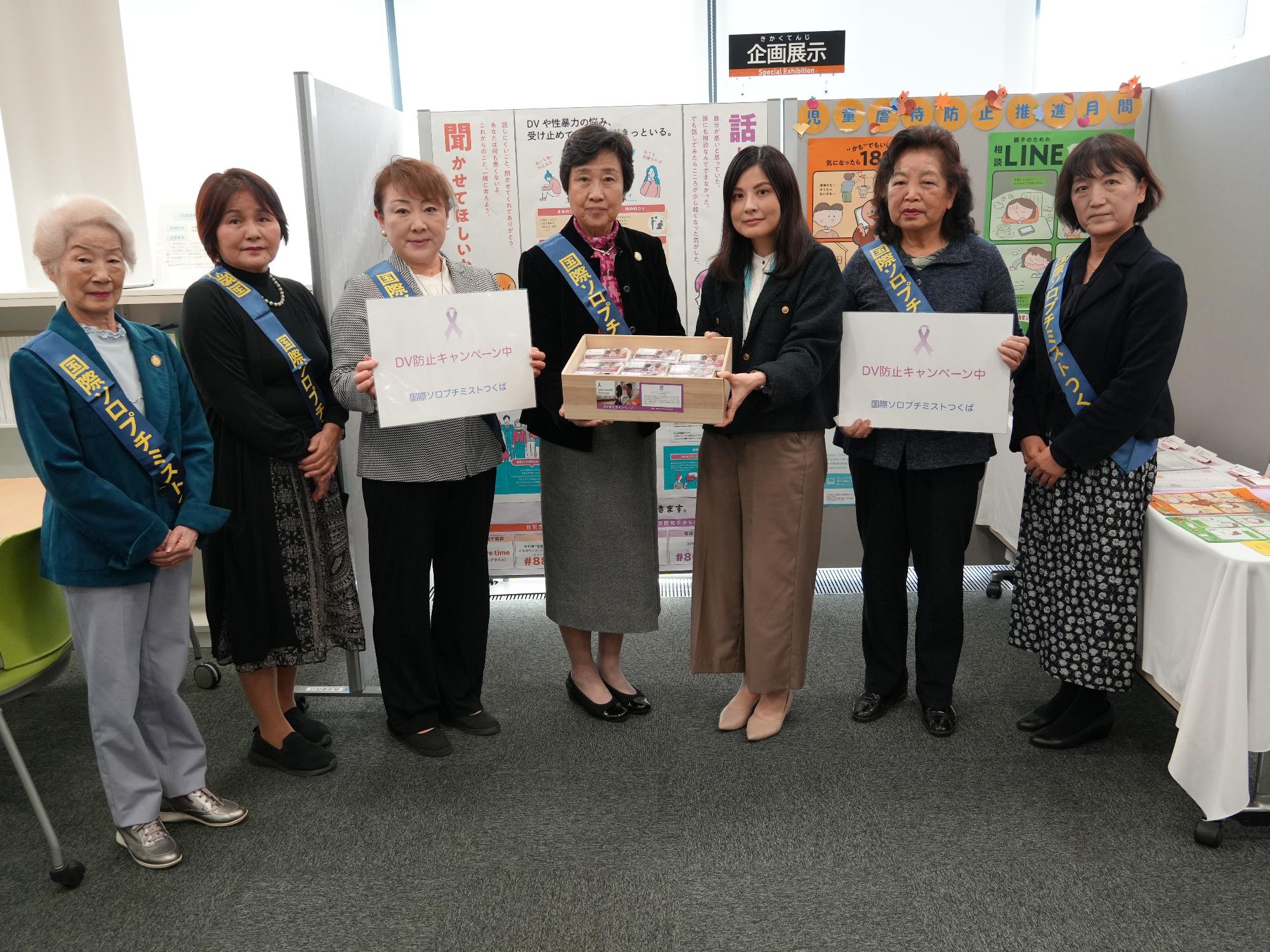 市庁舎１階行政情報コーナー展示３
