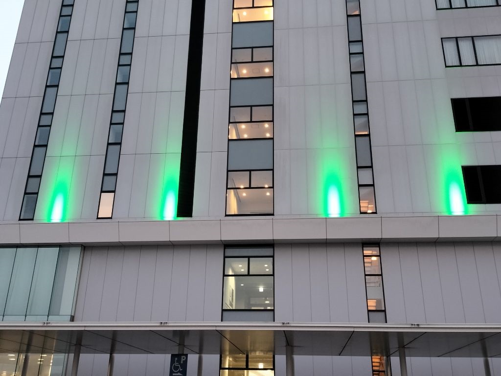 本庁舎ライトアップ　臓器移植普及推進月間　緑色