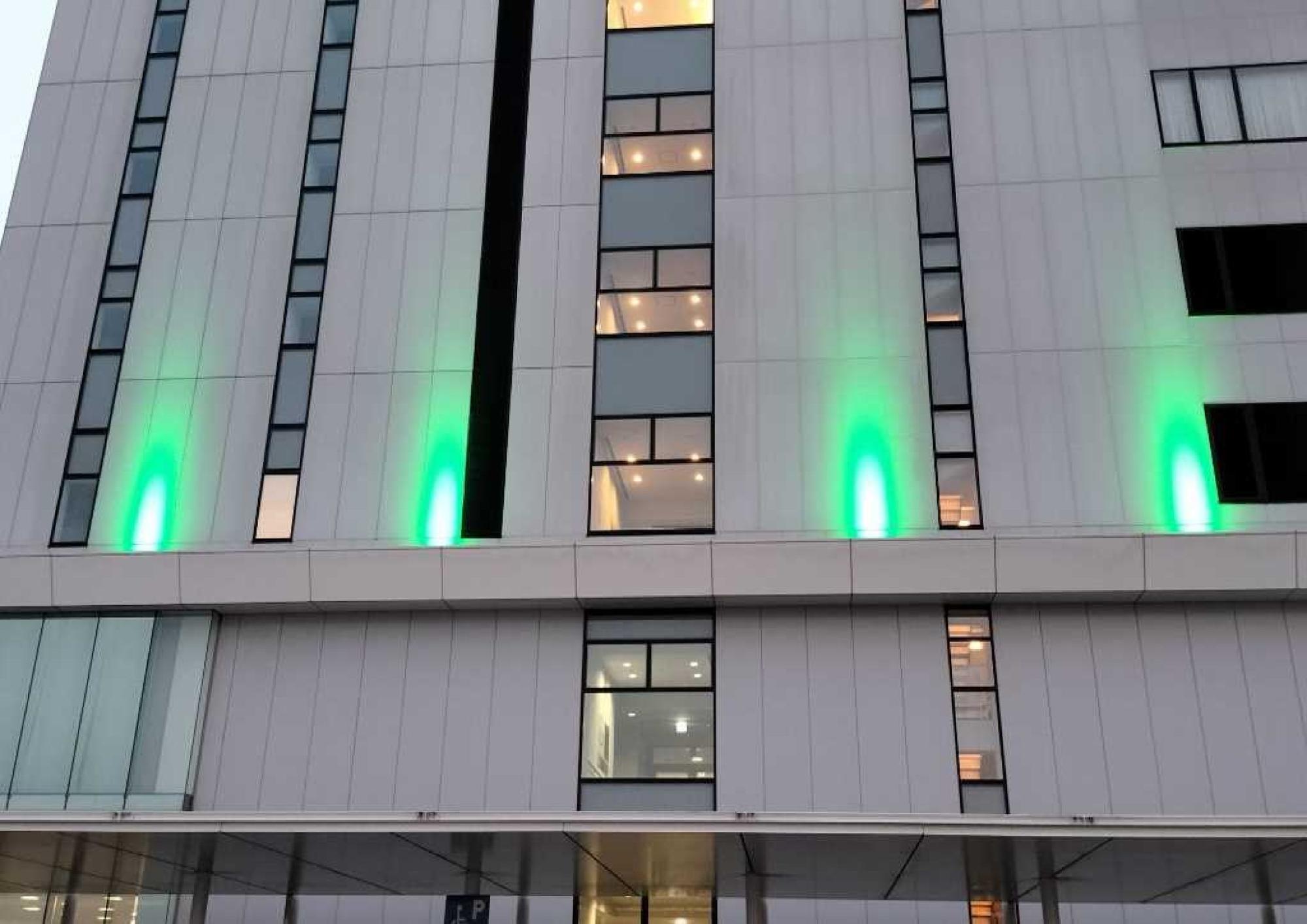 本庁舎東側を緑色にライトアップしている画像