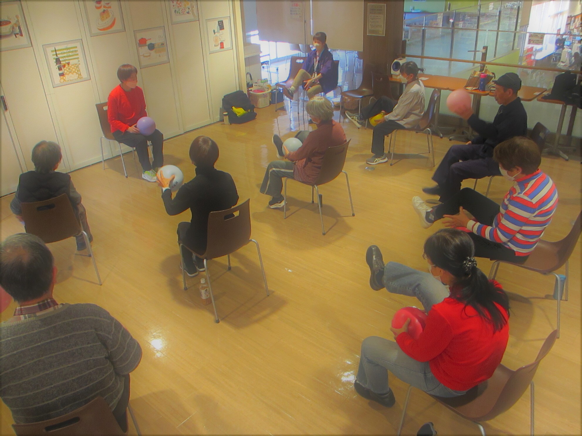 カスミ学園店で健康運動指導士による座位による体操風景