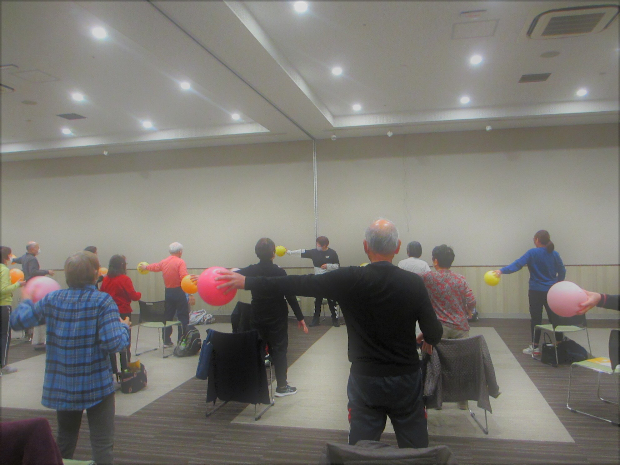 つくばイオンで健康運動指導士による立位での体操