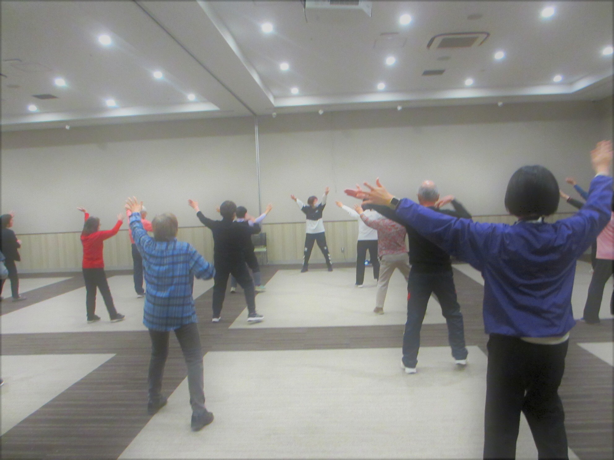 つくばイオンで健康運動指導士による立位での体操風景