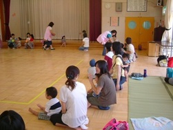 公立幼稚園の体験保育に参加している親子らの写真