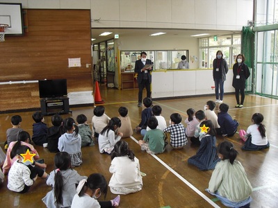 話を聞いている子ども達の写真