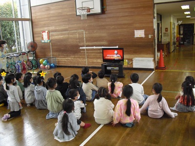 DVDを観ている子ども達の写真