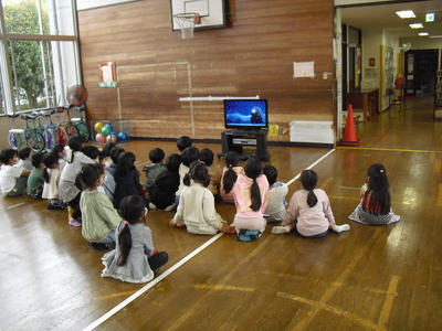 子ども達がDVDを観ている様子の写真